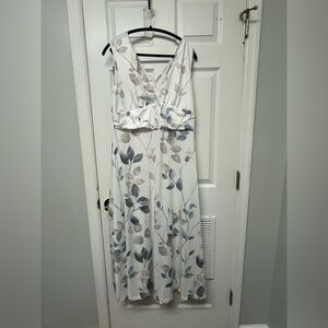 Chic Floral Maxi Dress in White and Gray